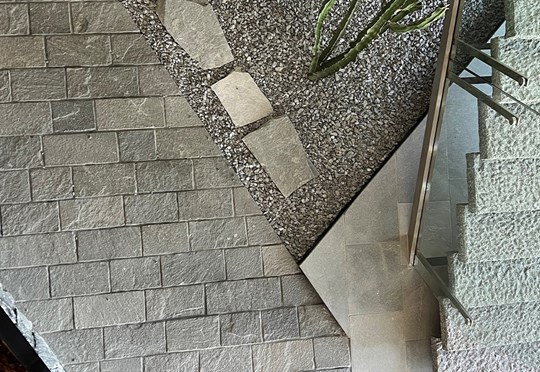 πλατεία με πλακόστρωτο -Κυβόλιθος Γκρι Καβαλας 15cm x Ελεύθερο Μήκος